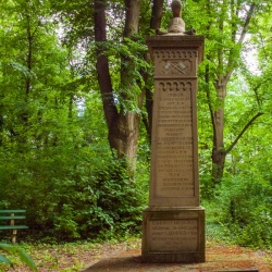 image de Der historische Friedhof mit dem Napoleonstein